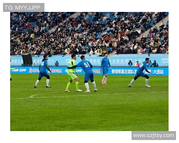 足球明星走过街头瞬间引发市民热议见证偶像的魅力与激情